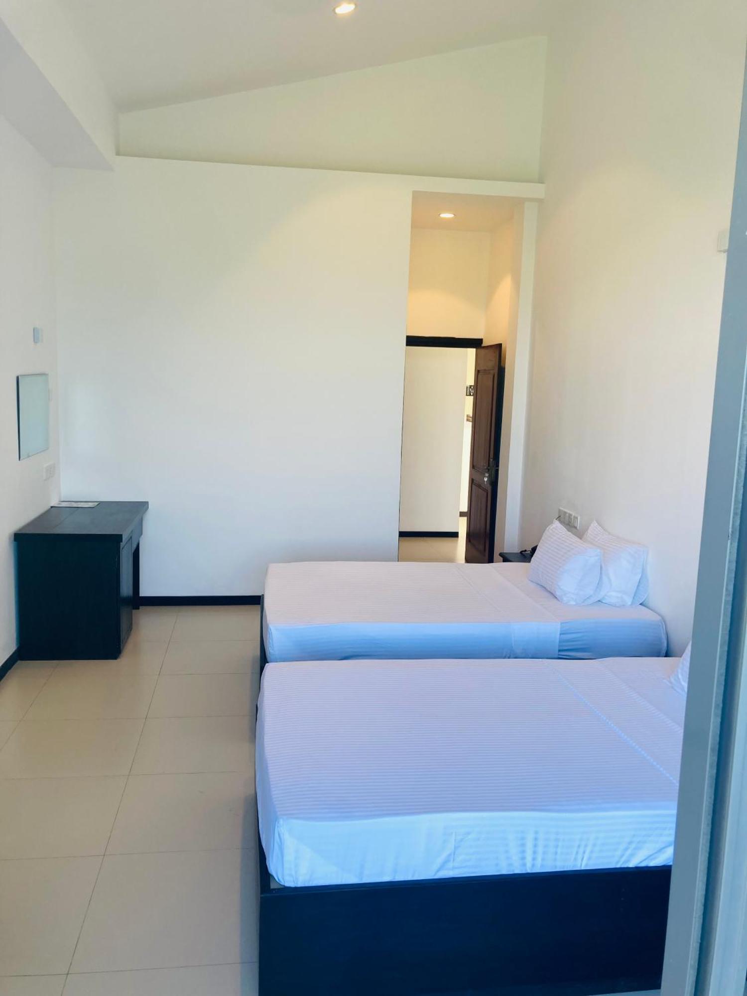 Riverbank Resort Gampola Buitenkant foto